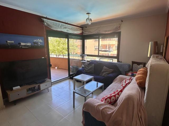 Piso en venta en La Puebla de Vallbona + 2 plazas de garaje incluidas