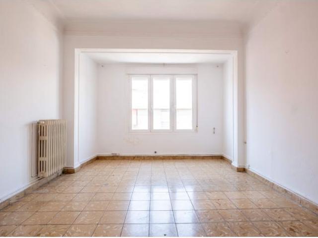 Piso en venta en Lacarra de Miguel: tu lienzo en blanco en una última planta con luz infinita