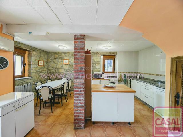 Piso en venta en Langreo, Ciaño Zona Rural. Se vende estupenda casa independiente en Langreo, consta de tres dormitorios, salón, cocina y baño con ducha. La casa dispone de b. Pisos.