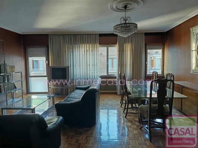 Piso en venta en Langreo, La Felguera. Se vende gran piso con ascensor en La Felguera, consta de tres amplias habitaciones, enorme salóncomedor con chimenea, cocina, do. Pisos.