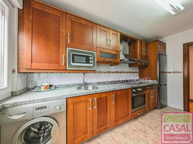 Piso en venta en Langreo, Sama. Magnifico piso de 3 habitaciones, salón comedor, cocina equipada, baño y aseo. Trastero en planta baja y portal accesible. Pisos.