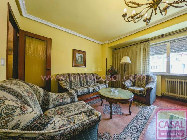 Piso en venta en Langreo, Sama. Piso de grandes dimensiones en el centro de Sama. Ascensor, 4 habitaciones, una de ellas en suite, 2 baños completos más un aseo. Pisos.