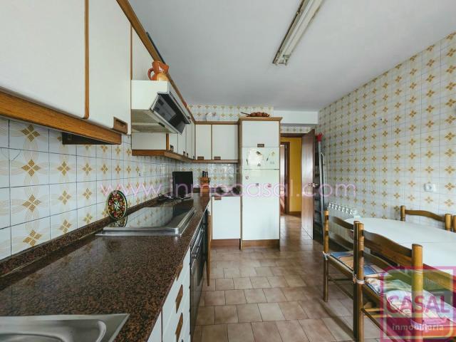 Piso en venta en Langreo, Sama. Piso en estupenda ubicación de 3 habitaciones, salóncomedor, cocina, baño y aseo. Terraza en cocina y plaza de garaje en Sama de L. Pisos.