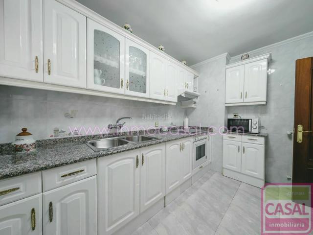 Piso en venta en Langreo, Sama. Se vende magnifico piso en Sama de Langreo junto al parque Dorado, consta de tres dormitorios dobles, amplio salóncomedor con sali. Pisos.