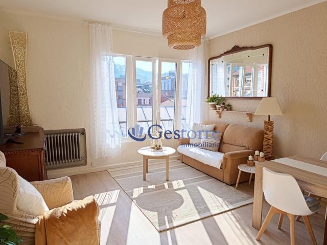 Piso en venta en Langreo, Sama. Se presenta una excepcional oportunidad de adquirir un hermoso piso en venta, ubicado en la encantadora ciudad de Sama. Esta propi. Pisos.
