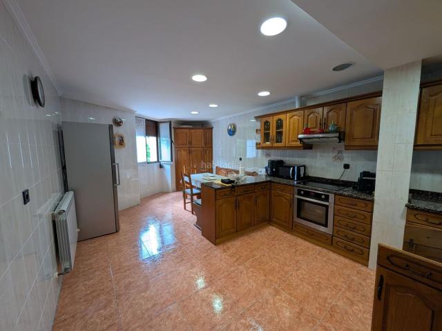 Piso en venta en Lasarte Oria. Amplio piso de 3 dormitorios en buen estado, con calefacción a gas y semi amueblado. Pisos Lasarte.