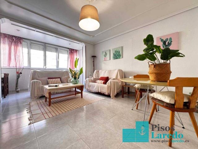 Piso en venta en Laredo, Centro. Estupendo piso en venta en pleno centro de Laredo. Pisos.