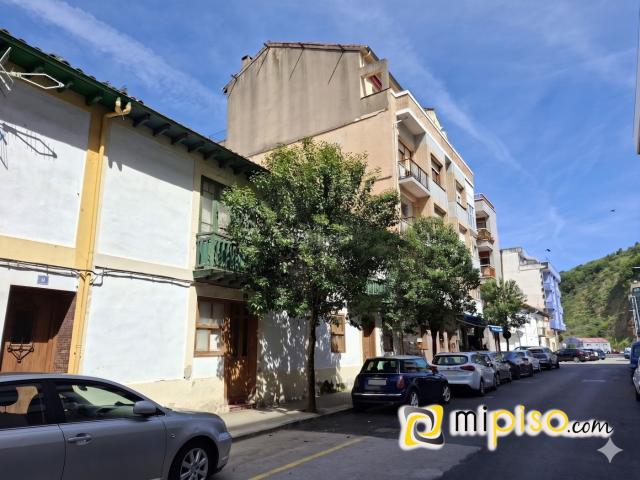 Piso en venta en Laredo, Centro. Inmobiliaria Mipiso os presenta esta magnífica casa adosada en pleno centro de la villa marinera, a pie de todos los servicios, d. Pisos.