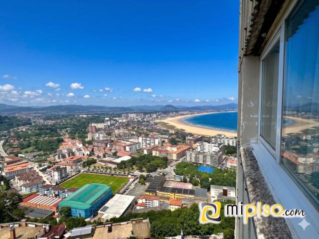 Piso en venta en Laredo, El Callejo La Pesquera La Arenosa. Desde inmobiliaria Mi Piso os presentamos este encantador piso con vistas y luz natural en la zona alta de Laredo.Descubre este ac.