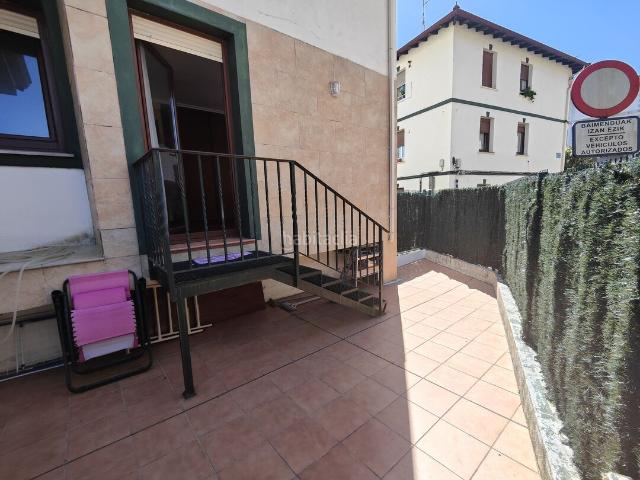 Piso en venta en Larrabetzu. EXCLUSIVIDAD! VENTA DE VIVIENDA EN LARRABETZU ZONA CÉNTRICA CON PARCELA DE GARAJE Y AMPLIO TRASTERO. Pisos.