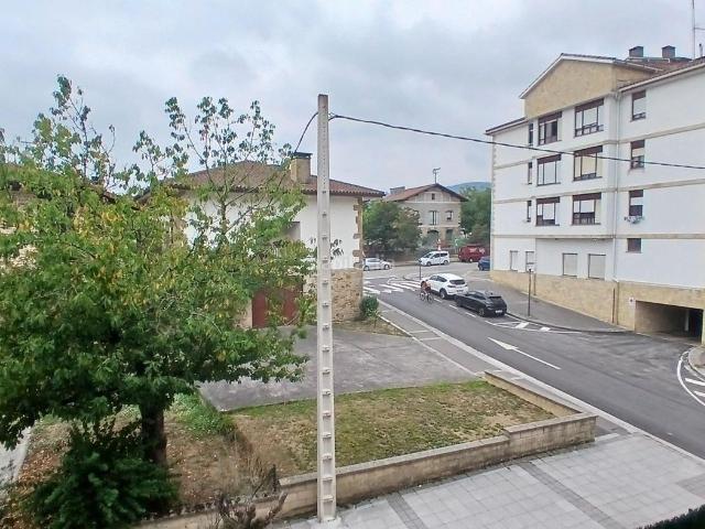 Piso en venta en Larrabetzu. Pisazo Con Ascensor A Cota 0 De 2 Habitaciones Y Acceso Directo A Garaje, Trastero Y Camarote En Larrabetzu. Pisos.