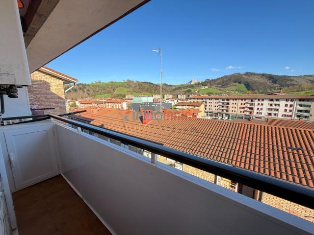 Piso en venta en Lazkao. Piso en venta en San José Obrero Kalea, con balcón, bodega y vistas despejadas a Txindoki. Pisos.