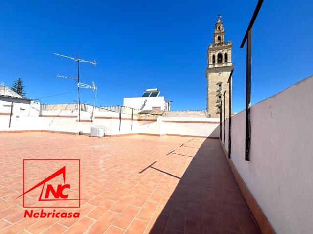 Piso en venta en Lebrija. PISO EN EL CENTROSe vende un piso en el centro de la ciudad, ubicado en la primera planta de un edificio. La vivienda se encuentra. Pisos.