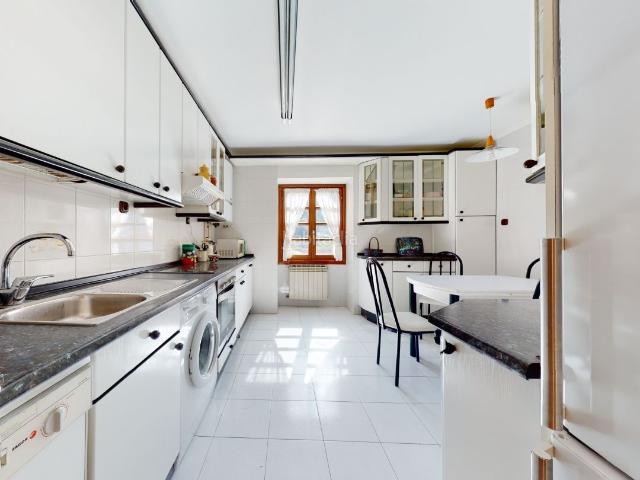 Piso en venta en Legazpi. IMPRESIONANTE VIVIENDA CÉNTRICA DE 4 HABITACIONES, CON ESPACIOS AMPLIOS Y MUY BUENAS VISTAS. Pisos.