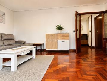 Piso en venta en Leioa, Centro Urbano Hirigunea. Leioa. Zona mendibile. Inmobiliaria Mitxelena ofrece bajo con gran terraza y zona de jardin reformado. Pisos.