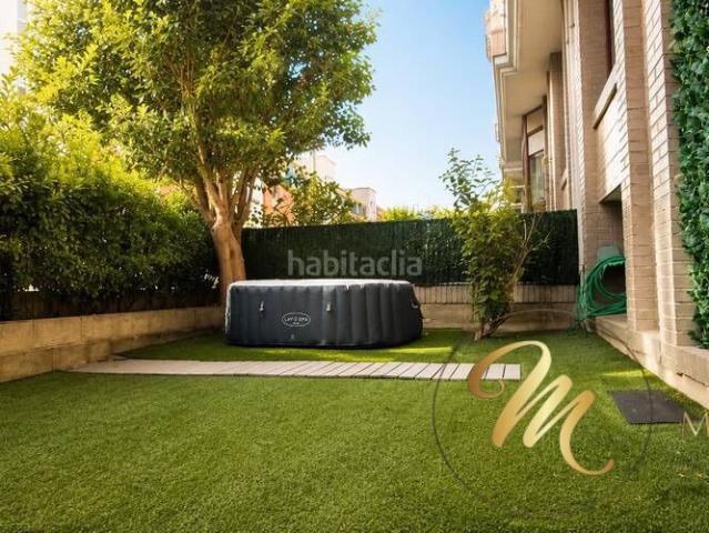 Piso en venta en Leioa, Centro Urbano Hirigunea. Leioa. Zona mendibile. Inmobiliaria Mitxelena ofrece bajo con gran terraza y zona de jardin reformado. Pisos.