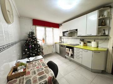 Piso en venta en Leioa, Lamiako Txopoeta. Piso en calle Languileria. Para entrar a vivir. Junto a todos los servicios. Especial para inversores. Pisos.