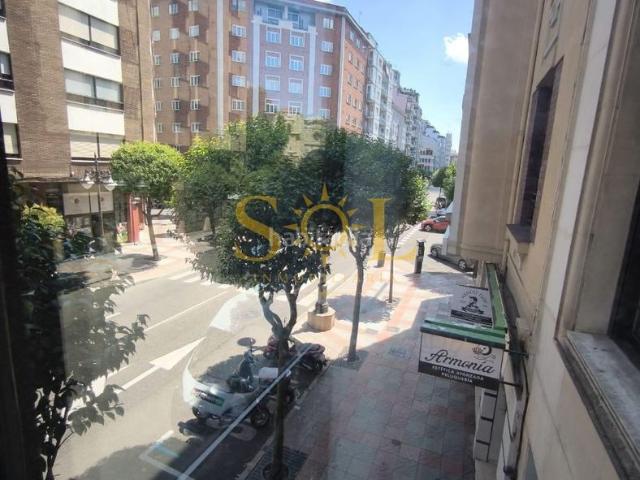 Piso en venta en León, Centro Ciudad. Apartamento con plaza de garaje en Gran Via de San Marcos centro de Léon. Pisos.