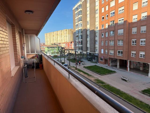 Piso en venta en León, El Soto. Piso de cuatro dormitorios en Calle Río Valdellorma. Pisos.