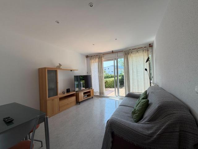 Piso en venta en Llançà, El Port Costa Brava. Planta baja con jardín a un paso del mar en Llançà 3 habitaciones dobles y mucha luz. Pisos.