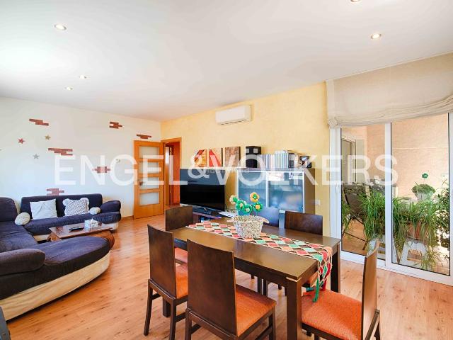 Piso en venta en Llançà, La Vila Costa Brava. Apartamento con terraza en el centro de Llançà. Pisos.