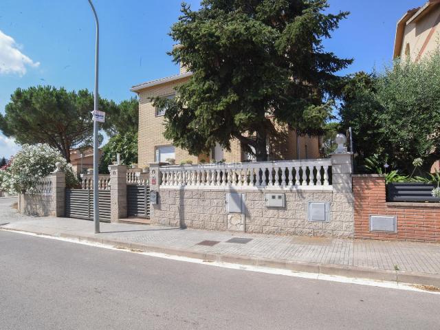 Piso en venta en Llinars del Vallès. Casa en venta en calle Josep Pla. Pisos Llinars del.