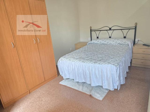 Piso en venta en Lloret de Mar, El Molí El Rieral Costa Brava. Vivienda de 120m2 con GARAJE dentro de la propiedad y a pie de calle. puede hacer OFICINA o COMERCIO en la entrada de la propied. Pisos.