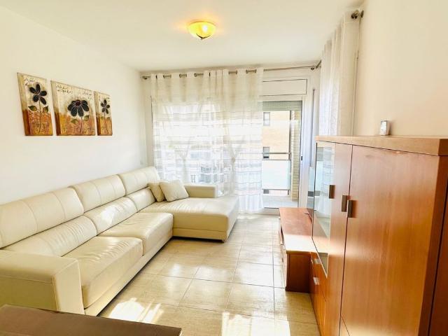 Piso en venta en Lloret de Mar, Fenals Costa Brava. Elegante piso esquinero con 3 habitaciones. Pisos Lloret de.