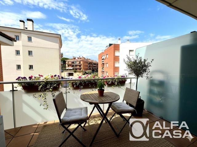 Piso en venta en Lloret de Mar, Fenals Costa Brava. Luminoso ático con licencia turística, terraza y piscina en Fenals Alta rentabilidad. Pisos Lloret de.