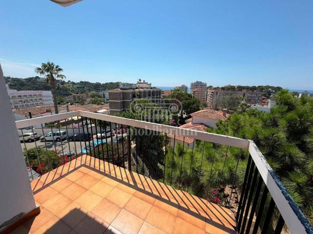 Piso en venta en Lloret de Mar, Mas Baell Can Carbó Costa Brava. Espectacular piso esquinero con impresionantes vistas al mar y al pueblo de Lloret de Mar. Pisos Lloret de.