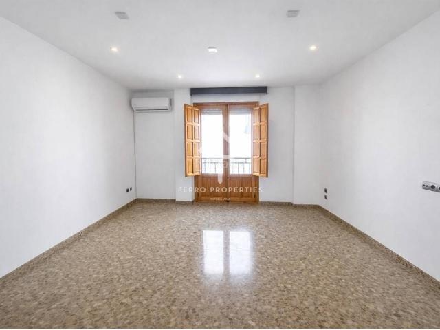 Piso en venta en Loja. Venta de piso amplio y soleado en Loja. Pisos.