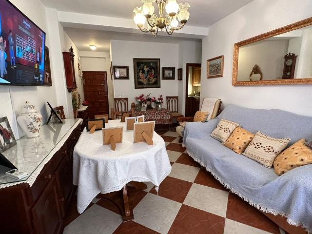 Piso en venta en Lora del Río. Bienvenidos a una oportunidad única en Lora del Río! Hoy quiero presentarles un increíble piso que se encuentra en la barriada Ntr. Pisos Lora del.