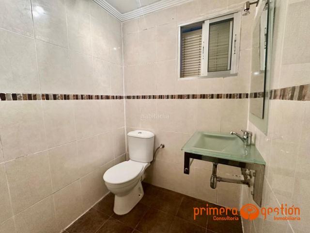 Piso en venta en Lora del Río. Piso en buena zona de Lora del Rio, consta de 58 metros cuadrados distribuido en dos dormitorios, amplio salón comedor, cocina amu. Pisos Lora del.