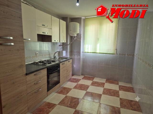 Piso en venta en Padul. Piso con garaje en Padul Granada. Listo para entrar a vivir!Buscas un hogar cómodo, práctico y en una zona tranquila? Este acogedo. Pisos.