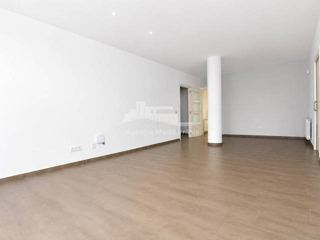 Piso en venta en Palamós, Platja Gran Costa Brava. Fantástica planta baja en segunda línea de mar con patio privado de 34 m. Pisos.