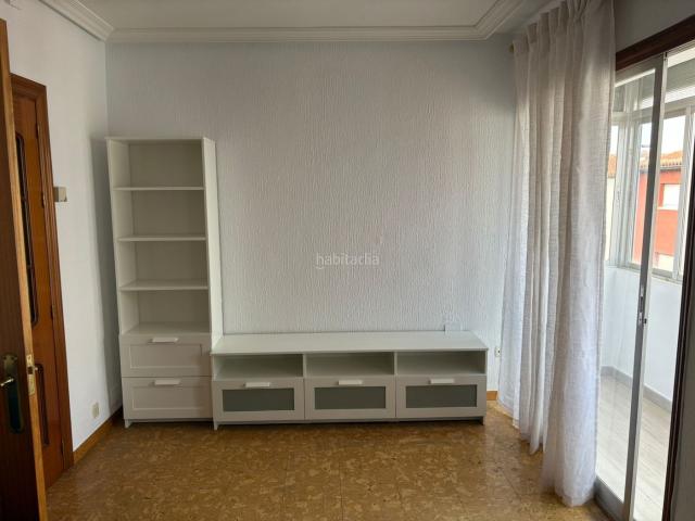 Piso en venta en Palencia, El Carmen Casas del Hogar. ¡Excelente oportunidad de inversión inmobiliaria! Te presentamos este acogedor piso de 56 m² construidos ubicado a tan solo 50 met. Pisos.