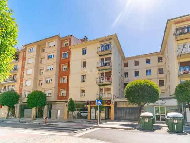 Piso en venta en Pamplona Iruña, Azpilañaga. Excelente piso de 3 hab y 1 baño, balcón, luz en Abejeras. Pisos Pamplona.