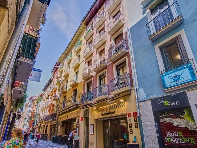 Piso en venta en Pamplona Iruña, Casco Antiguo. En plena calle San Nicolás, entre los bares Baseriberri y Katuzarra, en el corazón del Casco Viejo de PamplonaIruña y a escasos me. Pisos Pamplona.