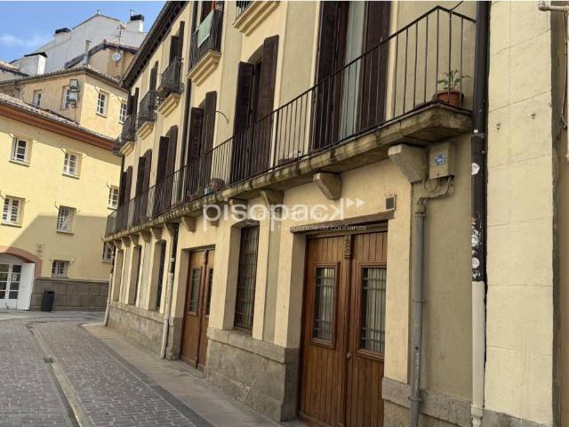 Piso en venta en Pamplona Iruña, Casco Antiguo. SE VENDE PISO EN CALLE DESCALZOS CERCA DEL ASCENSOR A ROCHAPEA. Pisos Pamplona.