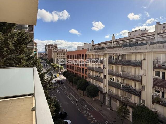 Piso en venta en Pamplona Iruña, Iturrama. CALLE ABEJERAS SE VENDE PISO BUENA ALTURA MUY SOLEADO Y TERRAZA GRANDE. Pisos Pamplona.