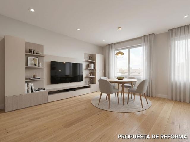 Piso en venta en Pamplona Iruña, Mendebaldea Ermitagaña. Presentamos una magnífica oportunidad de adquirir un espacioso piso en venta en la codiciada zona de Ermitagaña, a un paseo del co. Pisos.