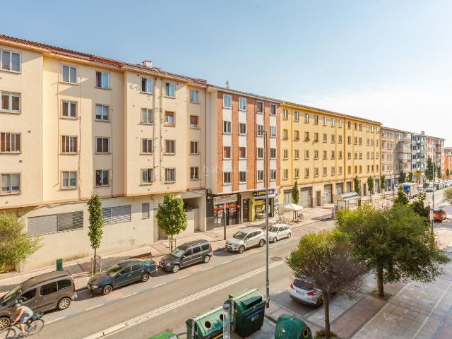Piso en venta en Pamplona Iruña, Rochapea. Se vende piso en Marcelo celayeta de 3 habitaciones, 2 baños,salón y cocina con garaje y trastero. Pisos Pamplona.