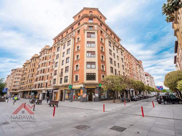 Piso en venta en Pamplona Iruña, Segundo Ensanche. Espectacular piso reformado a estrenar junto a Carlos III. Pisos Pamplona.