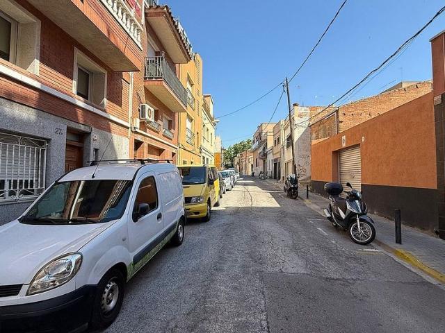Piso en venta en pasaje Bonavista, Badalona, de 87 m² 3 habitaciones por 149.000