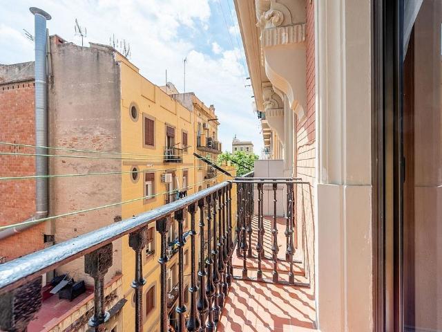 Piso en venta en paseo De Joan de Borbó, Barcelona, de 53 m² 4 habitaciones por 395.000