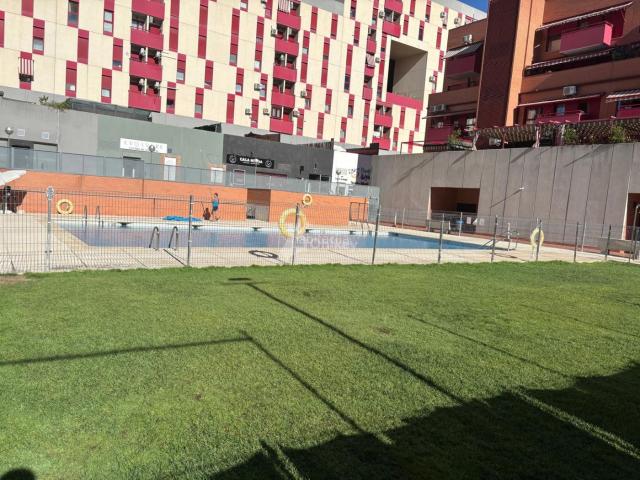 Piso en venta en Parla, Parla Este. PISO DE 3 DORMITORIOS CON TERRAZA, PISCINA, ZONA DEPORTIVA E INFANTIL, 2 PLAZAS DE GARAJE Y TRASTERO EN PARLA ESTE. Pisos.