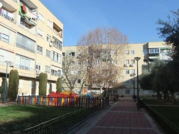 Piso en venta en Parla, Reyes. oportunidad para reforma. Pisos.
