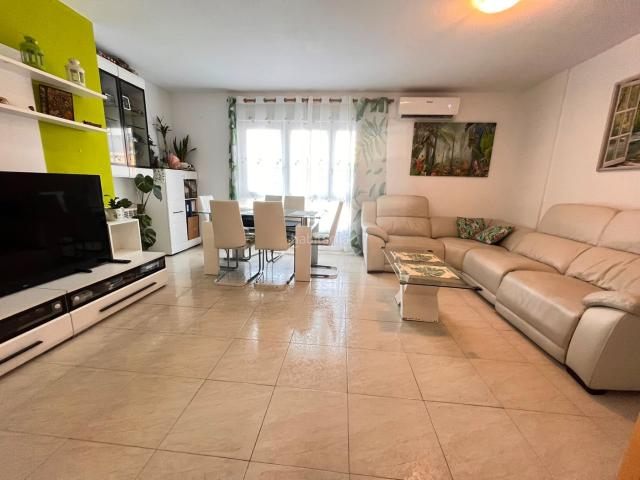 Piso en venta en Parla, Reyes. CASALIA presenta: Tu próximo hogar en una de las zonas más demandadas de Parla. Pisos.