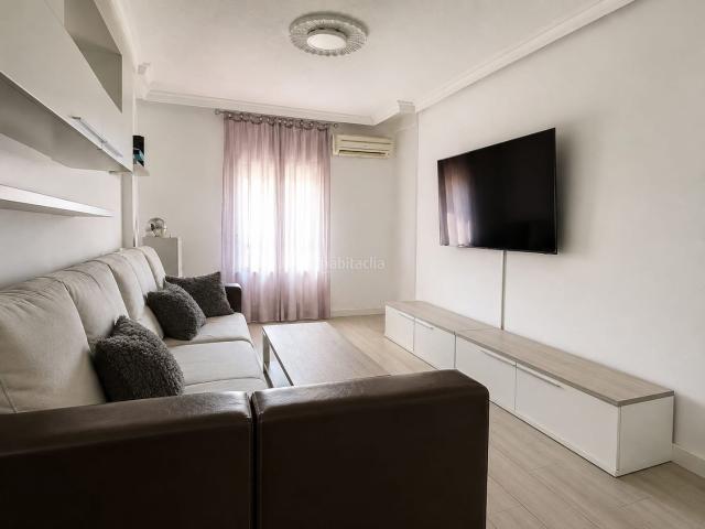 Piso en venta en Parla, Reyes. CASALIA presenta: Vivienda reformada con terraza, lista para entrar a vivir Zona Reyes. Pisos.