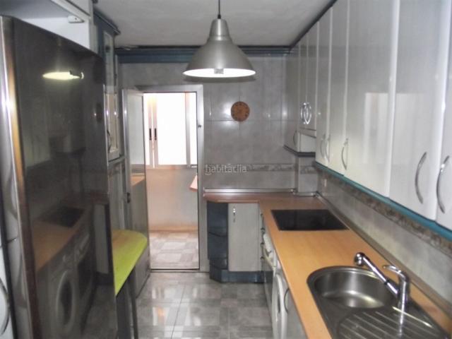 Piso en venta en Parla, Reyes. Piso de tres dormitorios en zona Reyes. Pisos.